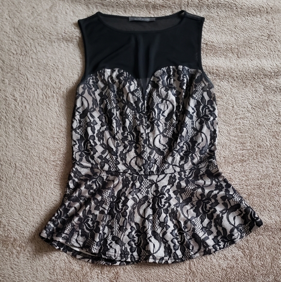 ❌SOLD❌ Suzy Shier peplum top - Picture 1 of 9